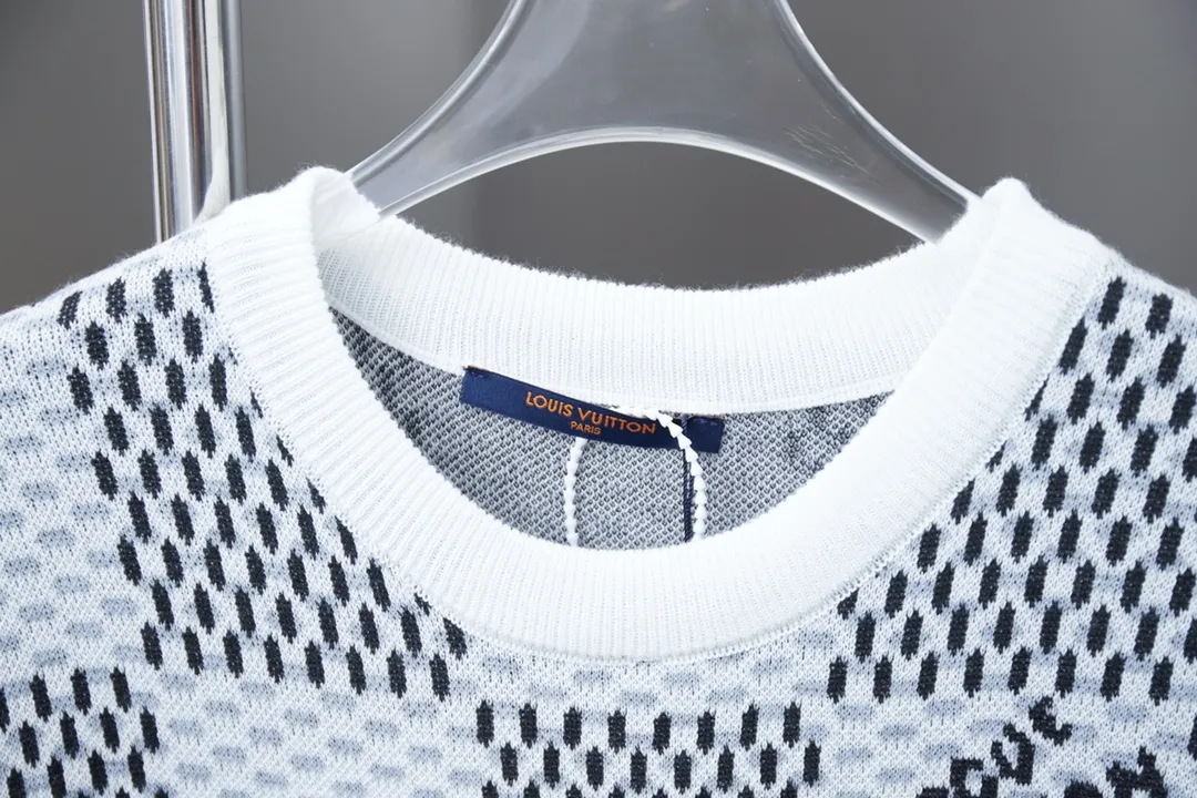 🅿️200 Louis LV 25ss spring and summer new style Checkerboard knitted short-sleeve Light luxury essential item for daily commuting for men and women Correct version Welcome to compare Detailed features · Made of high-viscosity cotton wool, with high count cotton added, dry and avoid stuffiness · Made of jacquard woven sheets imported from Germany, woven with Lv Monogram plaid intarsia, paired with knitting of the same style and color, presenting a unique three-dimensional texture · Double-needle sewing and cross-seam technology · Original main mark, washed tag, brand moisture-proof paper packaging Color: blue/grey Size: S/M/L/XL
